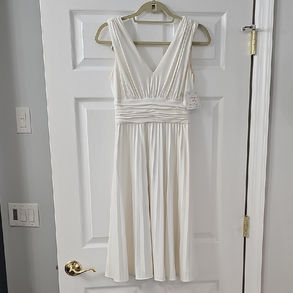 Elegant White Sleeveless Dress